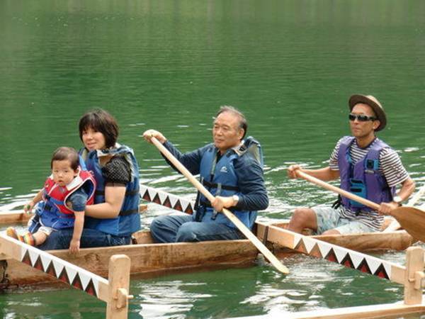 小滝丸を漕ぐ糸魚川市市長